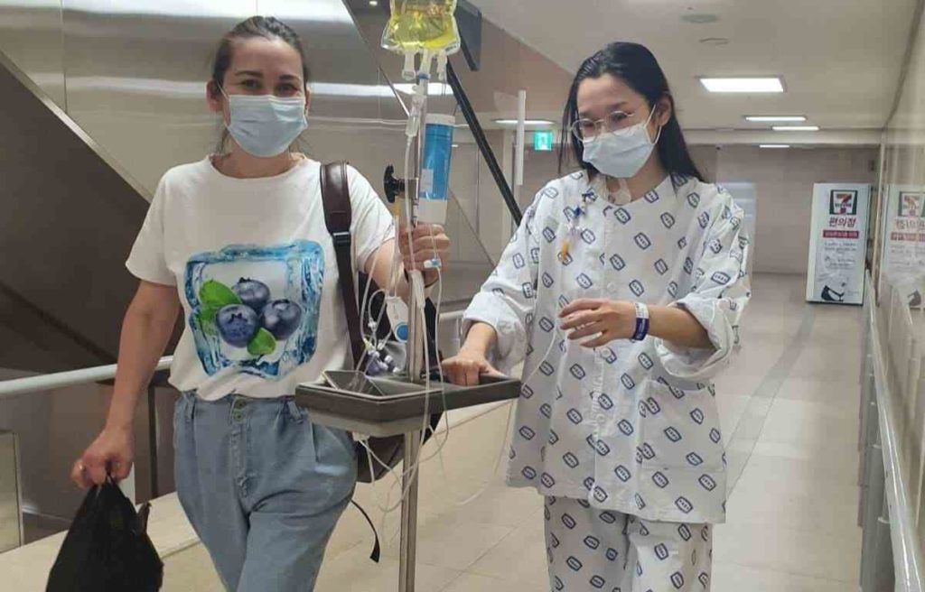 На следующий день после операции Даре уже разрешили ходить в сопровождении с мамы
