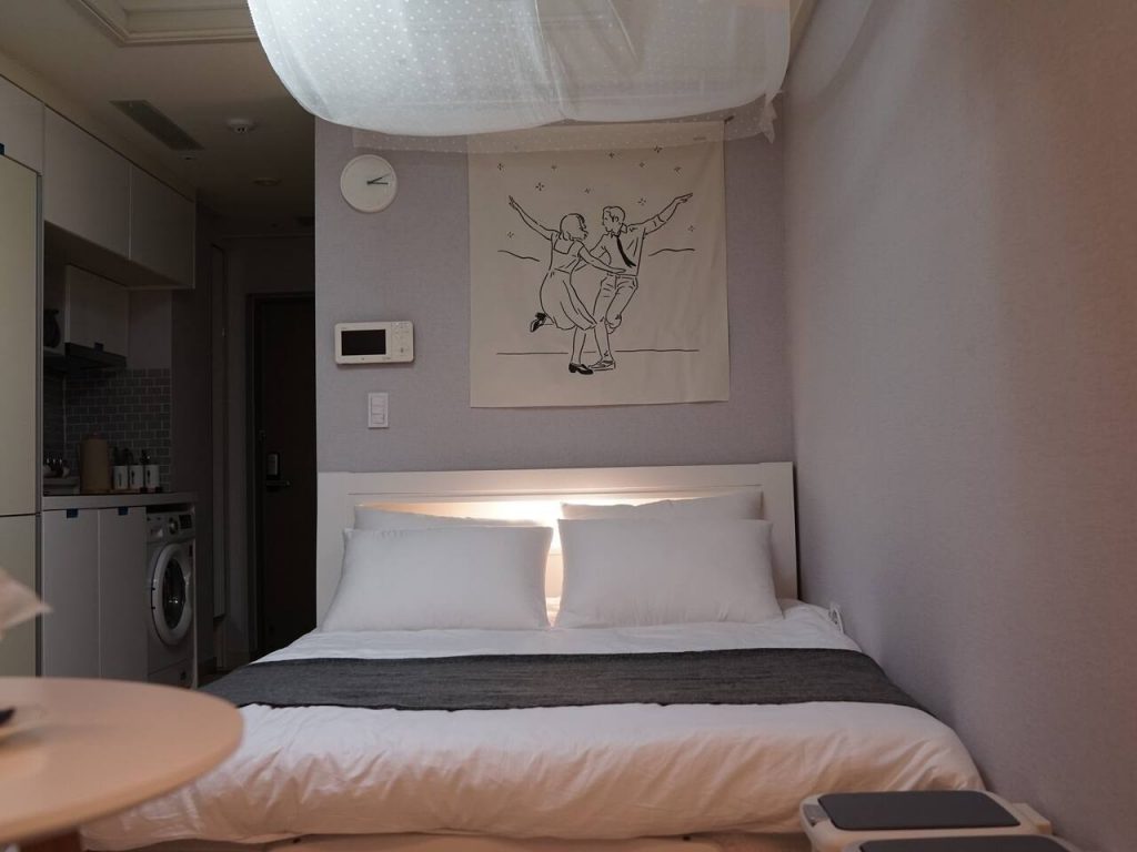 Удобная двухспальная кровать с ортопедическим матрасом в квартире рядом с больницей в Корее