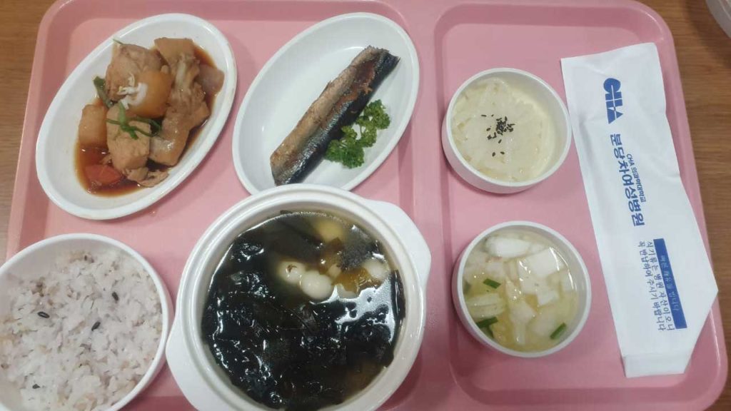 Корейский суп из водорослей миёкгук, рис, запеченная рыба, тушеная курица, салат из дайкона и кимчи