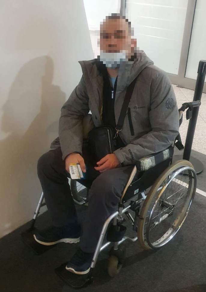 В аэропорту пациента встретил сопровождающий с коляской