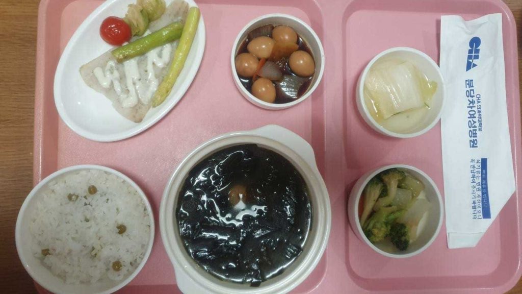 Корейский суп из водорослей миёкгук, рис, запеченная тилапия, брокколи, кимчи и маринованные яйца