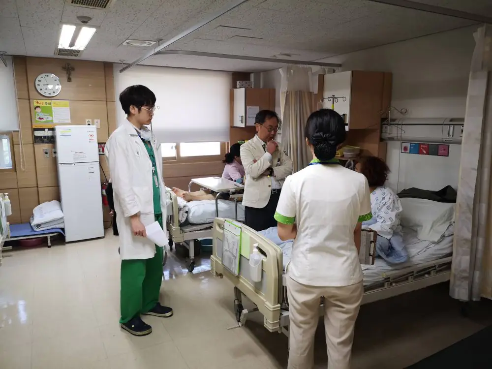 Medmost | Отзыв пациента: лечение опухоли головного мозга в Корее Нейрохирург делал ежедневный обход пациентов. Меня посещали даже в выходные. На фото не я, это я сфоткал другую палату на этаже www.medmost.org