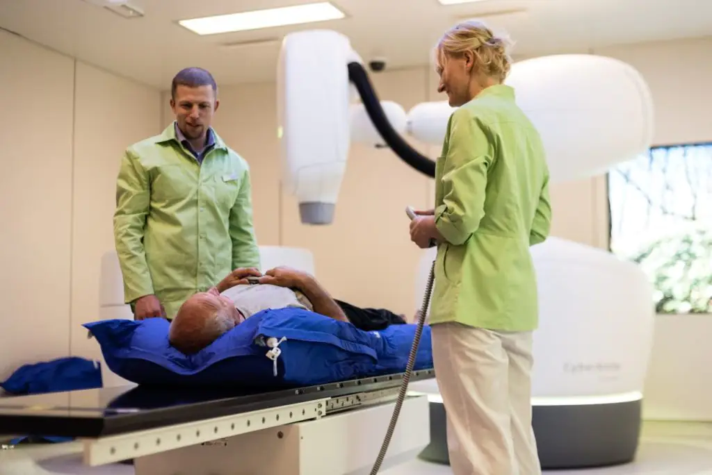 Medmost | Лечение киберножом за границей: радиохирургия в онкологии и нейрохирургии, насколько это безопасно, как проходит лечение м