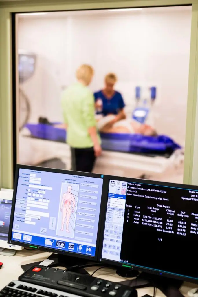 Medmost | Лечение киберножом за границей: радиохирургия в онкологии и нейрохирургии, насколько это безопасно, как проходит лечение Мониторы, за которыми работает врач, стоят напротив окна в операционную