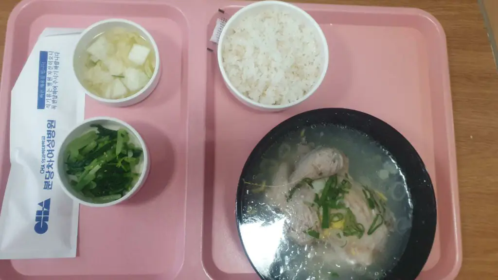 Medmost | История родов: в Казахстане гинекологи настаивали на аборте, а в Корее пациентка родила здорового мальчика Традиционный лечебный куриный суп Самгетан, рис и два вида кимчи