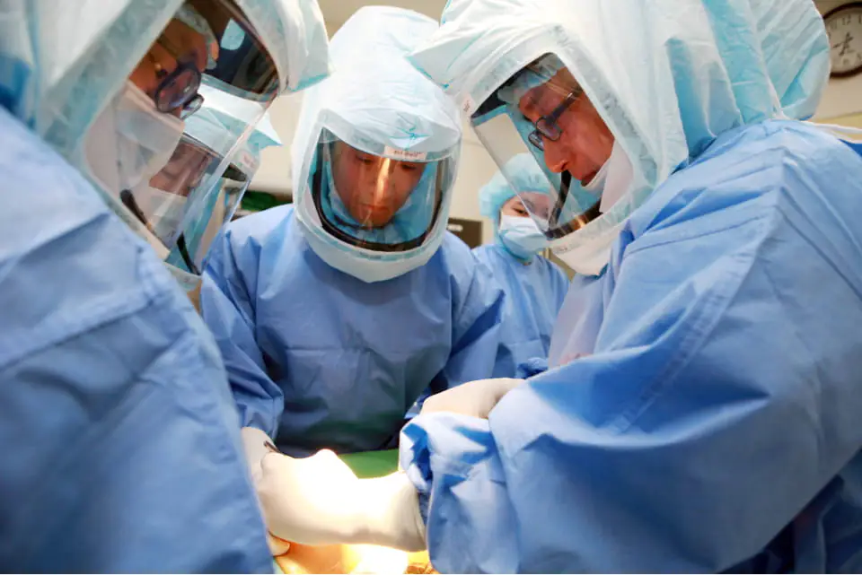 Все операции выполняют в стерильных операционных, а врачи надевают защитные костюмах, которые похожи на скафандры. Скафандры обеспечивают максимальную защиту больного от попадания инфекции