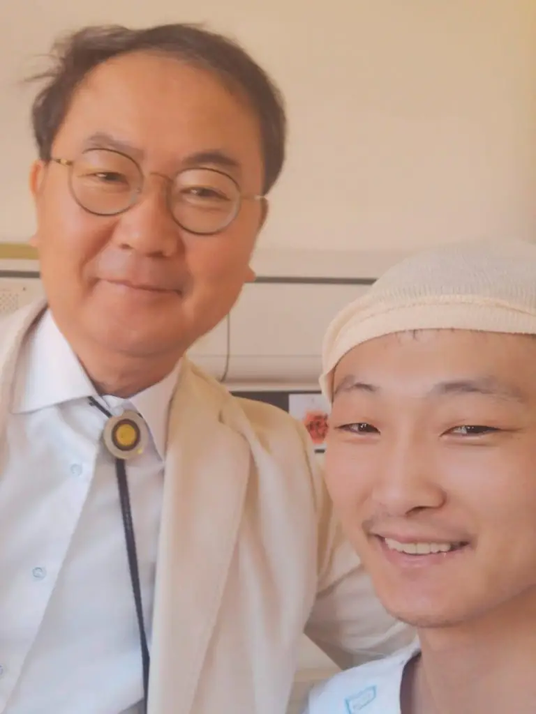 Medmost | Отзыв пациента: лечение опухоли головного мозга в Корее Нейрохирург Ик Сонг Пак пришел проверить меня после операции